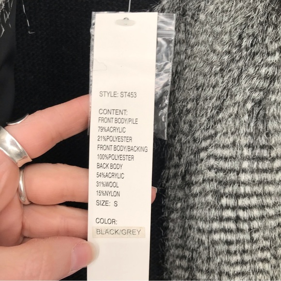 NWT Authentic Looking Long Hair Faux Fur Vest - Picture 10 of 11